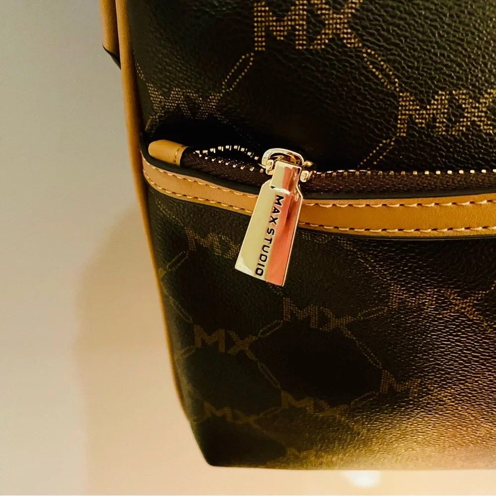 Max Studio M/L crossbody NWT - Picture 4 of 12